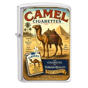 Puede incluir: Un encendedor plateado con un anuncio vintage de Camel Cigarettes. La obra de arte presenta un camello, pir&aacute;mides y texto que dice "Camel Cigarettes" y "Turkish & Domestic Blend".