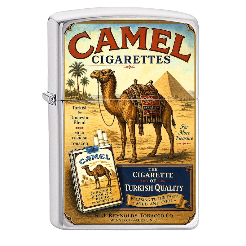 Puede incluir: Un encendedor plateado con un anuncio vintage de Camel Cigarettes. La obra de arte presenta un camello, pir&aacute;mides y texto que dice "Camel Cigarettes" y "Turkish & Domestic Blend".