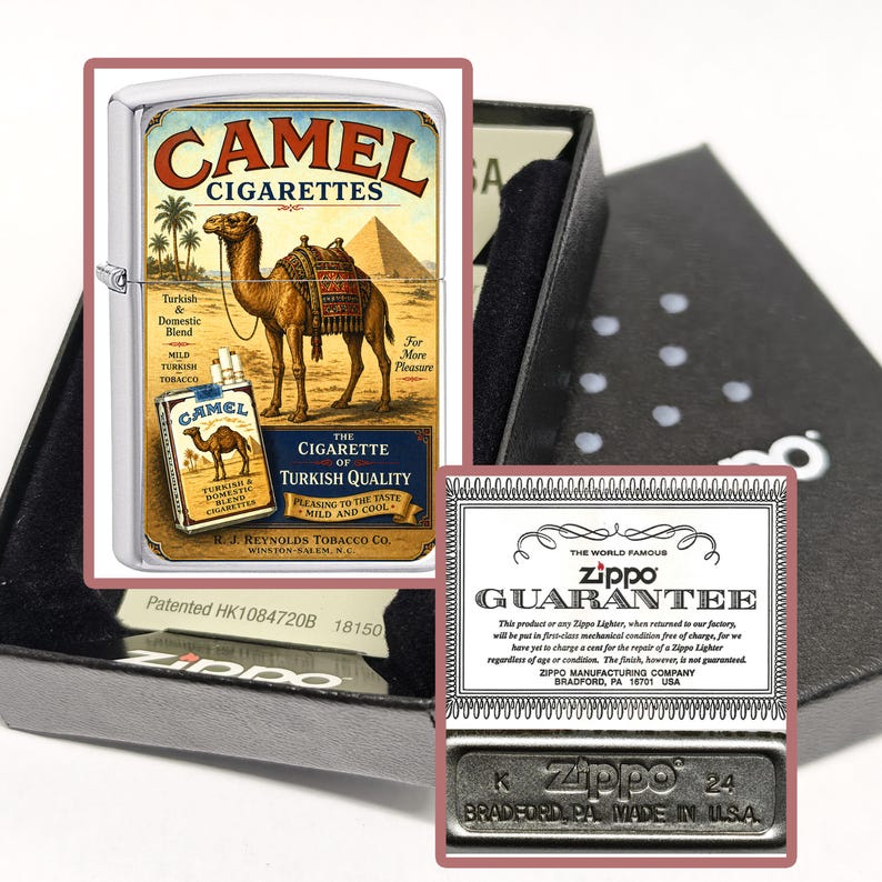 Puede incluir: Un encendedor Zippo plateado con un dise&ntilde;o de Camel Cigarettes. La obra de arte presenta un camello, pir&aacute;mides y texto. El encendedor est&aacute; en una caja negra con una tarjeta de garant&iacute;a y una base de metal con el logotipo de Zippo.