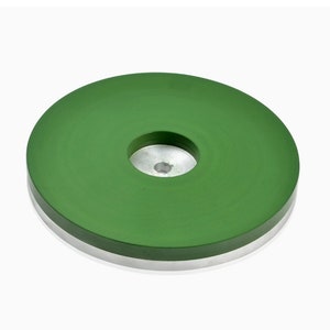 Può includere: Una base magnetica circolare verde con un centro argentato e un piccolo foro al centro.