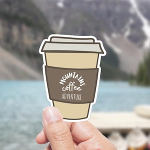 Sticker tasse à café, aventure dans les montagnes, sticker randonnée nature, cadeau pour amateur de café, cadeau d'anniversaire sur le thème du voyage