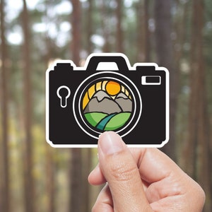 Sticker pour appareil photo, montagne à l'intérieur de l'objectif de l'appareil photo, autocollant pour reflex numérique, autocollant de photographie, cadeau pour photographe, autocollant en vinyle pour ordinateur portable