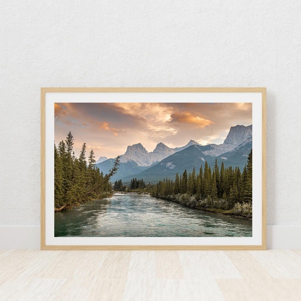 Impression de photographie de coucher de soleil sur la montagne, Three Sister Peaks et la rivière Bow, Canmore en Alberta, cadeau de montagne pour un anniversaire, cadeau pour voyageur