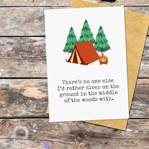 Carte de voeux thème camping pour quelqu'un de spécial, carte de joyeux anniversaire de campeur, tente dans les bois, carte de voeux drôle de nature pour mari