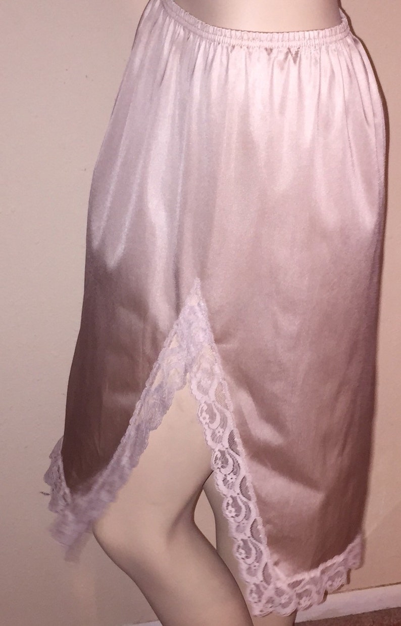 Vintage VANITY FAIR Fawn Colored Lacy Hem Half Slip sz M Long
