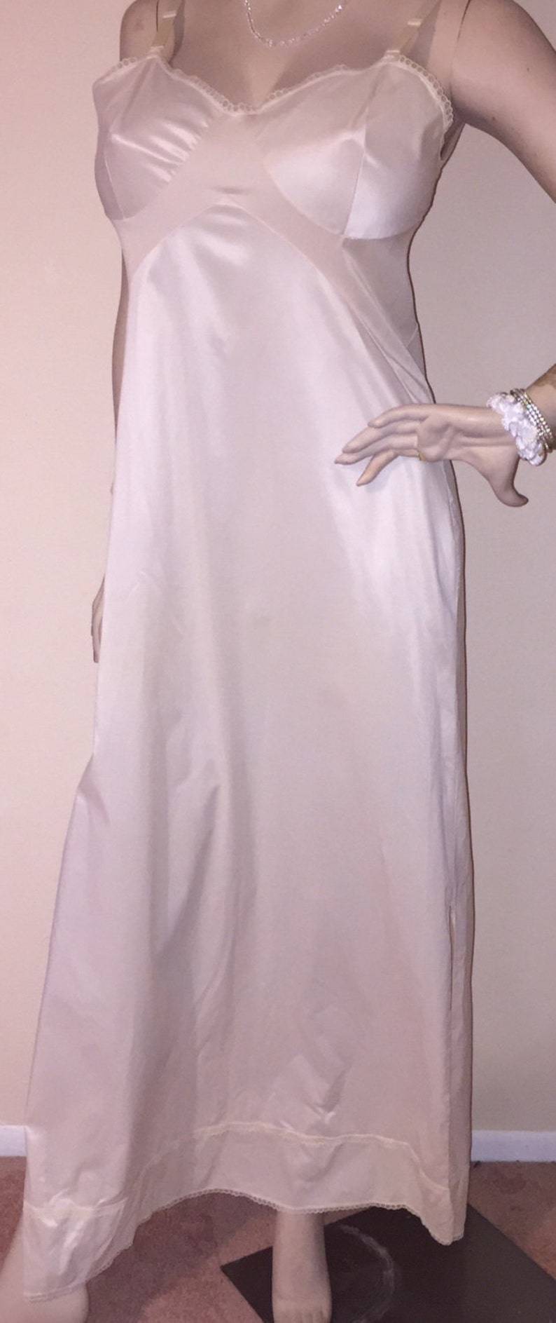 Vintage GLORI Vanilla Creme Full Length Long Nylon Dress Slip 42 Bust Sz 40