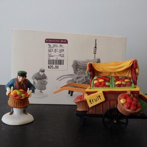 Departamento 56 Chelsea Market FRUIT MONGER & CART Village Figurine aposentado na caixa