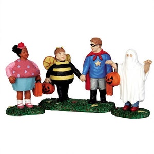 Puede incluir: Cuatro niños disfrazados para Halloween. Una niña con un vestido rosa y blanco, un niño con un disfraz de abeja, un niño con un disfraz de superhéroe y un niño con un disfraz de fantasma. Cada niño lleva una bolsa de truco o trato con forma de calabaza.