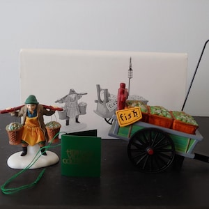 Departamento 56 Chelsea Market FISH MONGER & CART Village Figurine aposentado na caixa