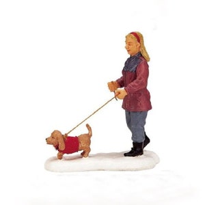 Lemax STROLLING WITH POOCH #22568 Christmas Village Accesories Figurines 2002 New