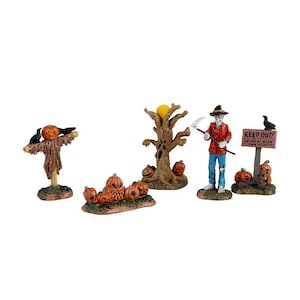 Può includere: Una scena in miniatura di Halloween con uno spaventapasseri, un albero con un globo giallo, zucche e una figura di zombie che tiene una falce. Un cartello dice "KEEP OUT!" con un corvo in cima.