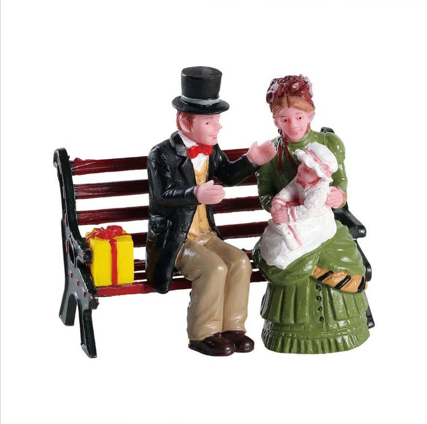 Lemax 82606 Figurina del villaggio di Caddington: seduti insieme Lemax 82606 Figurina del villaggio di Caddington: seduti insieme