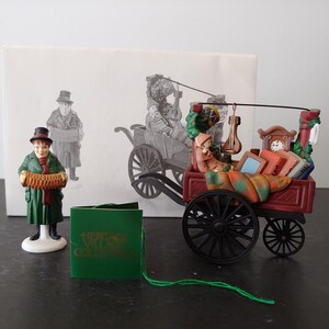 Departamento 56 Chelsea Market CURIOSIDADES MONGER & CART Village Figurine Aposentado em Caixa