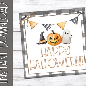 Puede incluir: Un imprimible cuadrado con temática de Halloween con un borde a cuadros gris y blanco. La imagen presenta una calabaza, un fantasma y un sombrero de bruja, con una pancarta de banderines. Las palabras "HAPPY HALLOWEEN!" están escritas en naranja.