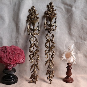 Set mit 2 antiken französischen Möbelbeschlägen aus Bronze. Louis XVI Dekor Fackel Pfeile Empire-Stil Blumengirlanden
