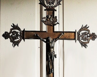 Un énorme crucifix d’autel d’église debout français antique. Bronze et laiton. Christ sur la Croix. Calvaire. Golgotha. Décor catholique