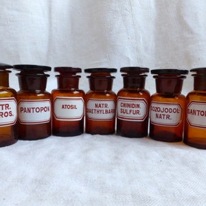Conjunto de 7 pequeñas colecciones de botellas de farmacia de vidrio ámbar antiguo. Etiqueta de esmalte botellas antiguas de la farmacia de vidrio ámbar. Viales de boticario pequeño