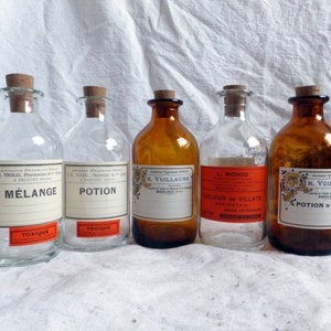 Conjunto de 5 colección de botellas de farmacia de vidrio vintage francés. Botellas de farmacia de vidrio antiguo etiqueta de papel. Viales de boticaypequeños pequeños.