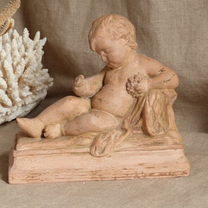 Antike französische signierte Terrakotta Statue eines Kindes, das Trauben hält. Cherub Skulptur. Kind. Baby Skulptur. Antike französische Figur