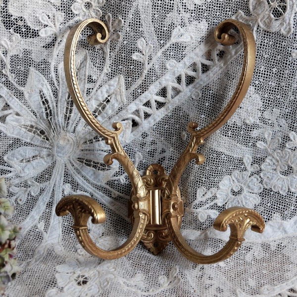 EEN antieke Franse bronzen kapstokhaken in Lodewijk XVI-stijl. Franse bronzen dubbele jas- en hoedenhaken. Franse bistro-inrichting. Franse café-brasserie