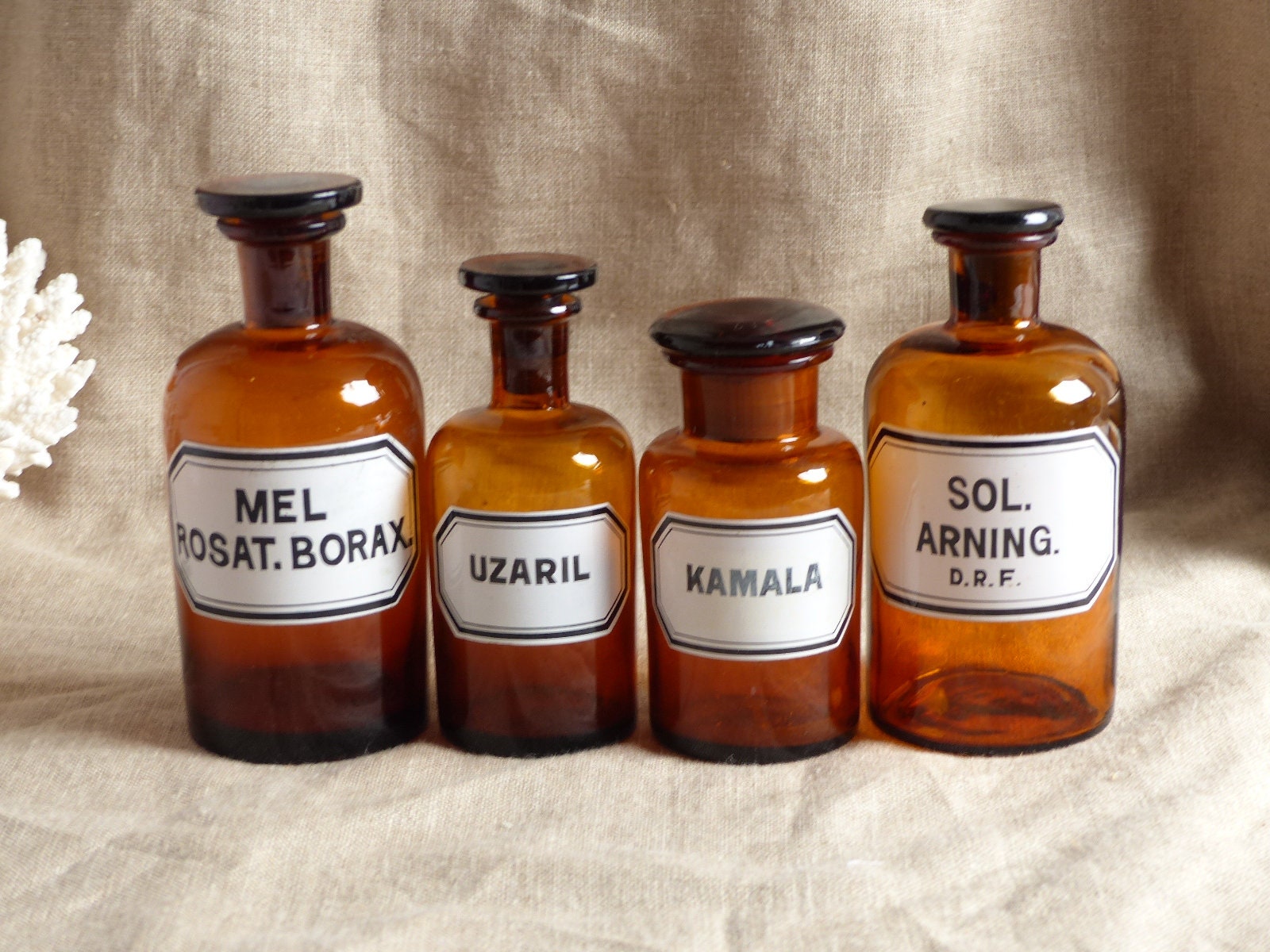 Ensemble de 4 Bouteilles Pharmacie en Verre Ambré Vintage Français. Étiquette Peinte. Cabinet Curios