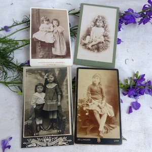Set de 4 cartes français les enfants et les bébés armoires antiques. Enfants de photographie antique en robe Edwardian. Français de cartes à collectionner du cabinet