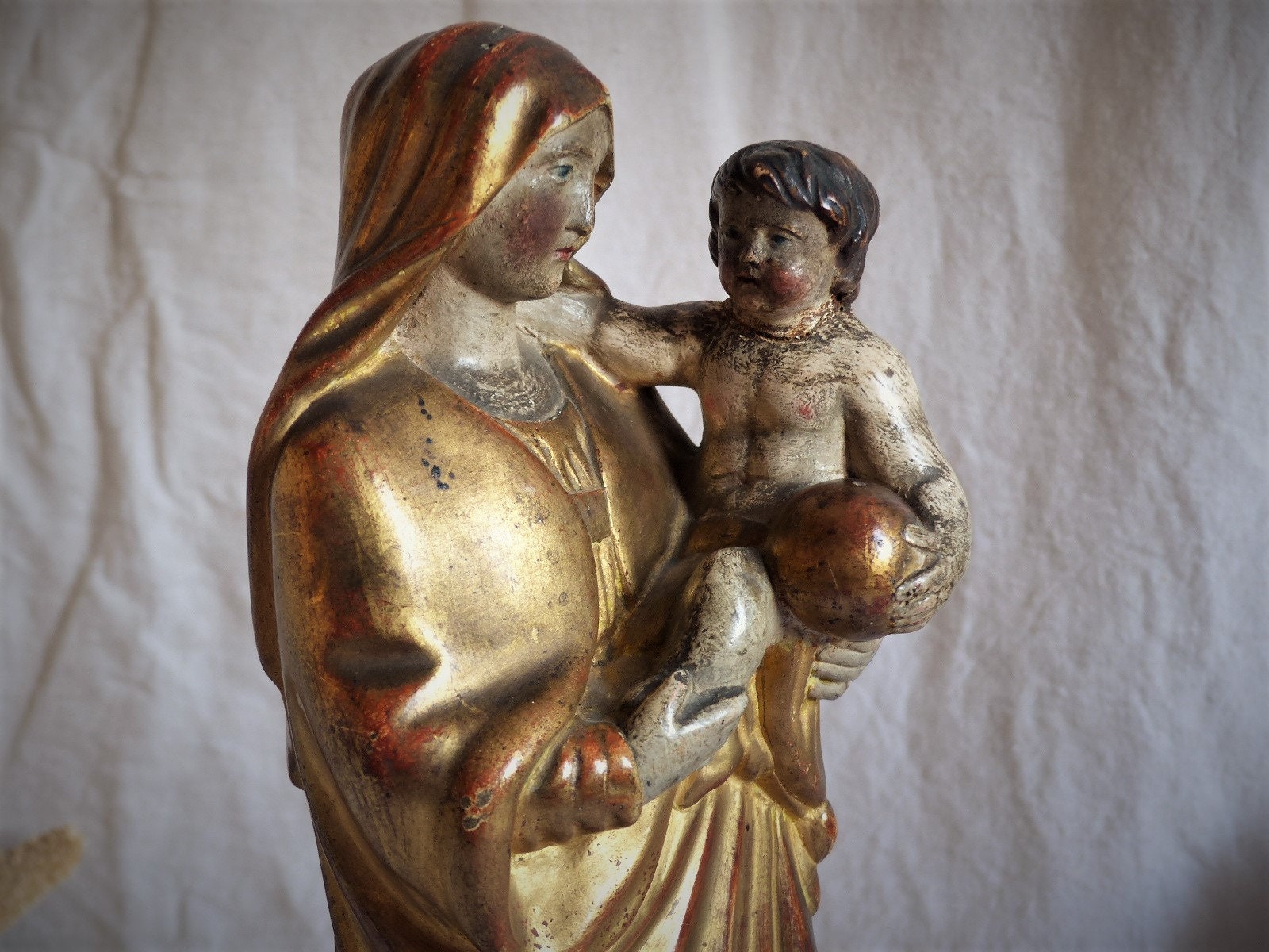 Antique Français Statue de La Vierge à L'enfant. Base en Bois Gesso Doré. Christan Décoration Intéri