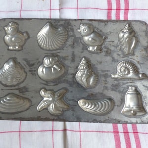 Un antico stampo di cioccolatini pasquali francesi. Cioccolato natalizio pasquale. Foglio di muffa di cioccolatini da fornai antichi. rustico. Cucina vintage francese