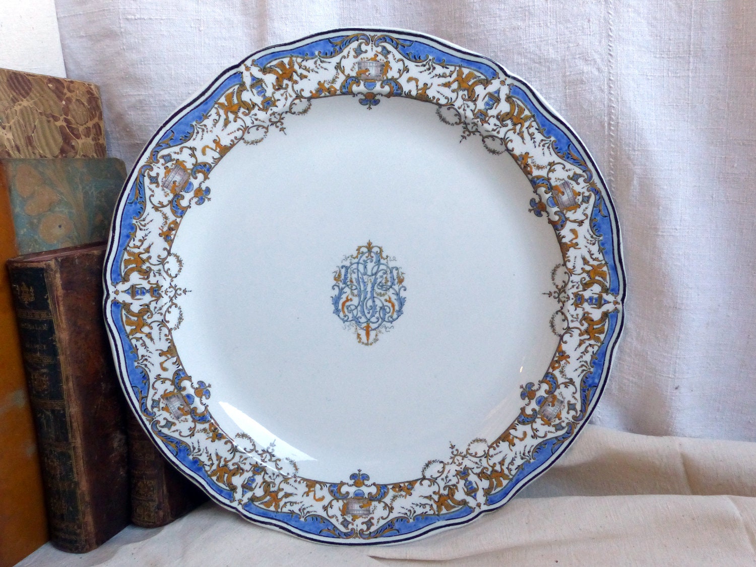 Plat de Service Français Transfert Bleu Antique. Plateau Rond. Décor Renaissance et Or. Transferware