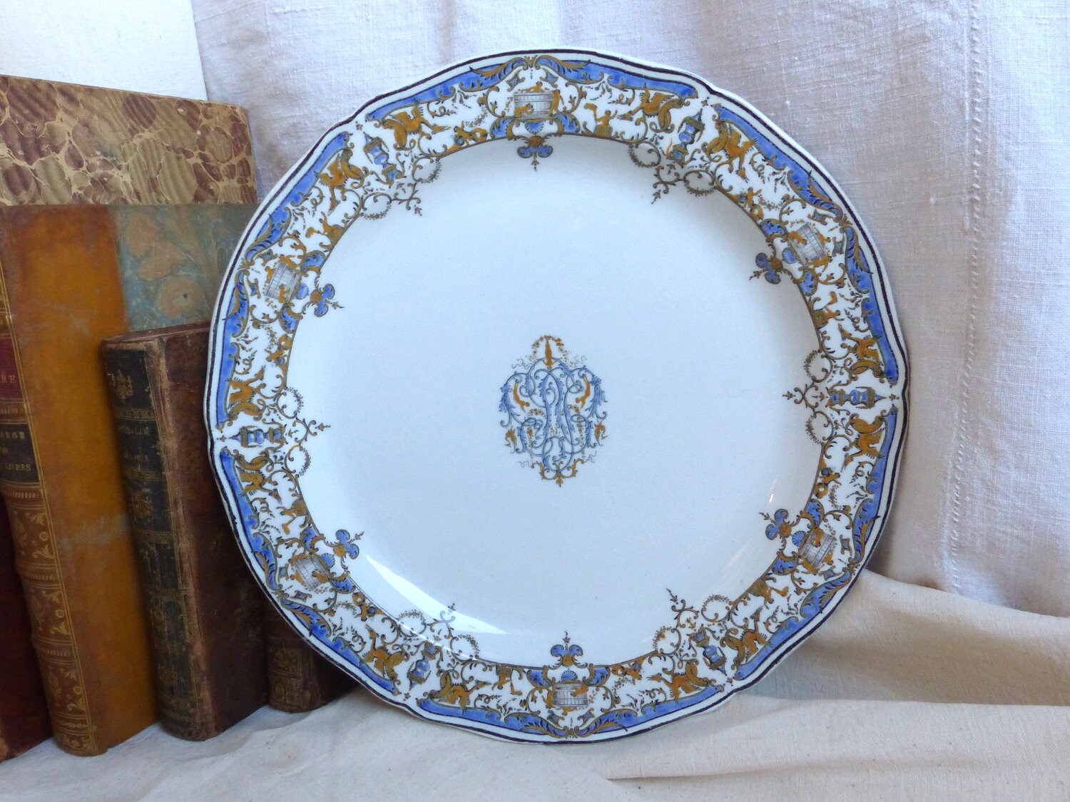 Ancien Français Bleu Transferware Un Plat de Service. Plateau Rond. Bleu et Or Décor Renaissance. en
