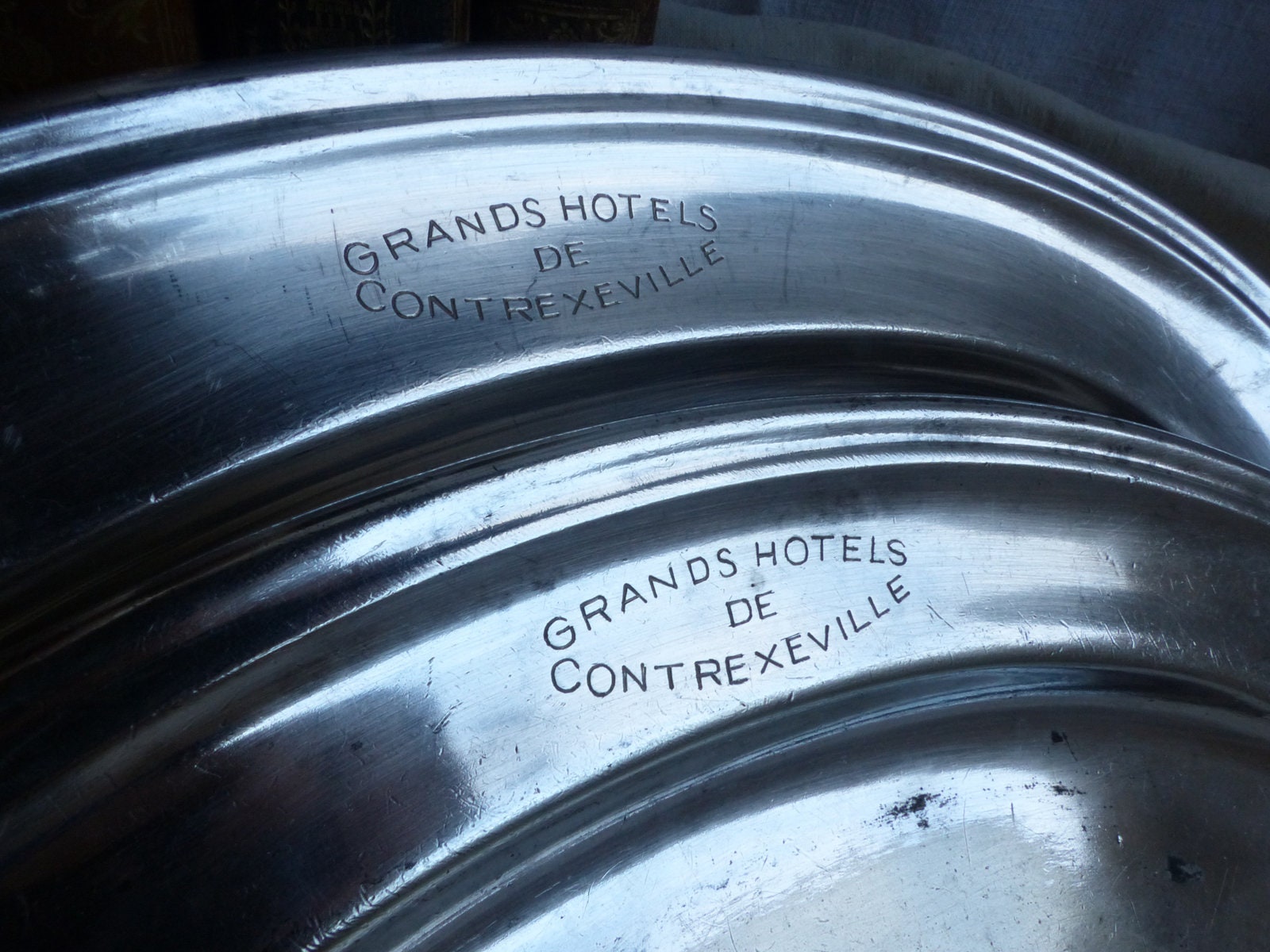 Ensemble de 2 Chargeurs Antiques en Argent d'hôtel. Ercuis Plaque d'argent. Plateau Ovale Argenté L'