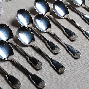 Set di cucchiaini da gelato francesi antichi. Design a conchiglia. Set di 12 cucchiaini rotondi da dessert in argento placcato.