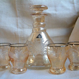 Carafe bohème vintage en cristal taillé avec 4 verres. Service à cocktail à carafe en cristal art déco pêche pâle. Cristal irisé. Cristal tchèque image 1