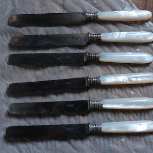 Satz von 6 antiken französischen Dessert- / Käsemessern mit Perlmuttgriff. Klinge aus Stahl. Antike weiße Griff Messer
