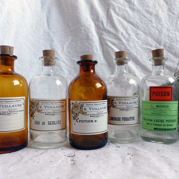 Set di 5 francese vintage farmacia bottiglia collezione. Etichetta di carta bottiglie di farmacia di vetro antico. Piccole fiale di apothecary.