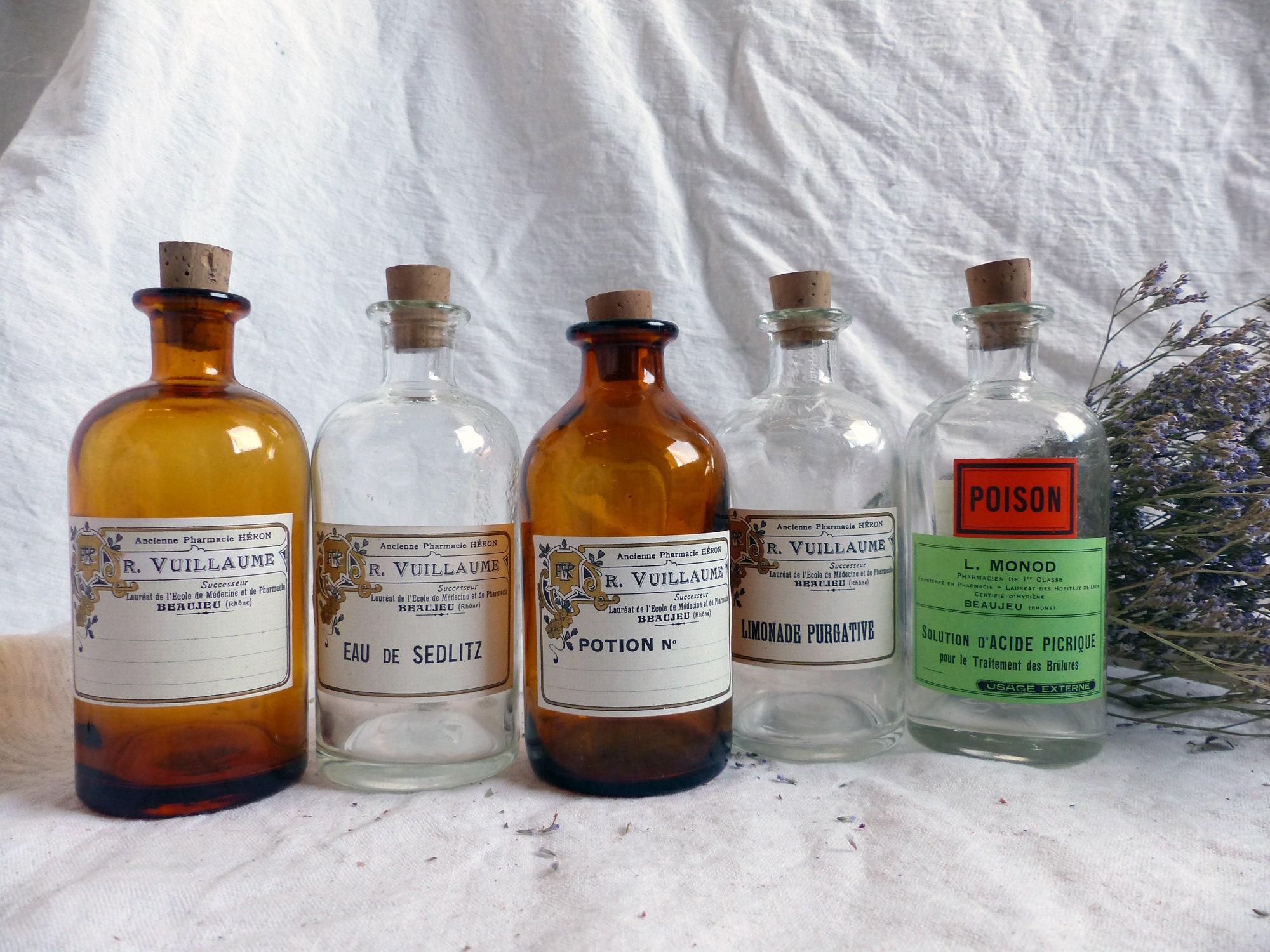 Ensemble de 5 Français Collection Bouteilles Pharmacie en Verre Vintage. Bouteilles Antiques d'étiqu