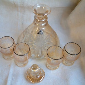 Carafe bohème vintage en cristal taillé avec 4 verres. Service à cocktail à carafe en cristal art déco pêche pâle. Cristal irisé. Cristal tchèque image 4