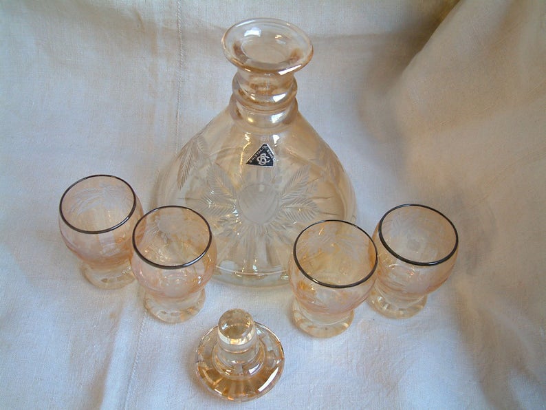 Carafe bohème vintage en cristal taillé avec 4 verres. Service à cocktail à carafe en cristal art déco pêche pâle. Cristal irisé. Cristal tchèque image 4