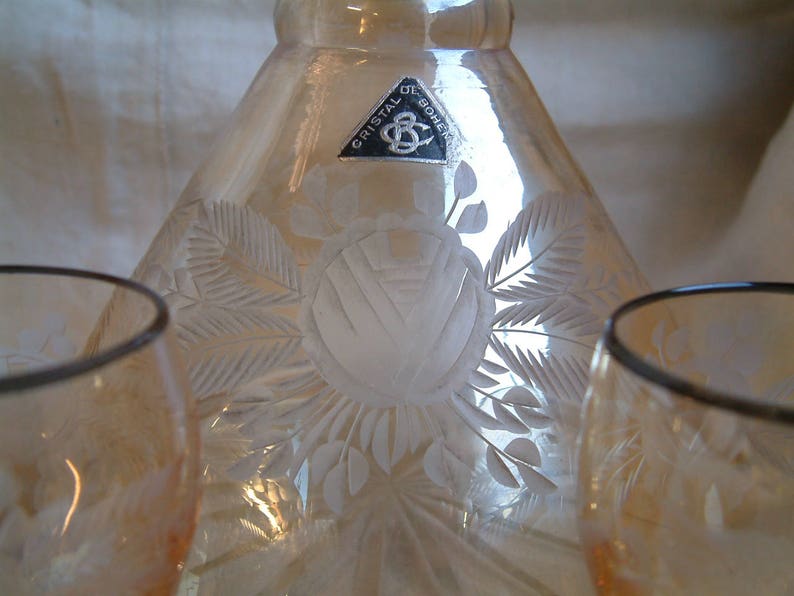 Carafe bohème vintage en cristal taillé avec 4 verres. Service à cocktail à carafe en cristal art déco pêche pâle. Cristal irisé. Cristal tchèque image 3