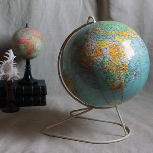Globe terrestre de l'atlas du monde vintage français des années 50-60. Carte du monde en carton. Atlas mondial. Moderne milieu du siècle.