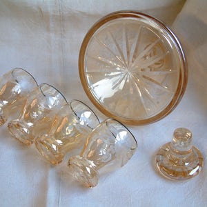 Carafe bohème vintage en cristal taillé avec 4 verres. Service à cocktail à carafe en cristal art déco pêche pâle. Cristal irisé. Cristal tchèque image 5