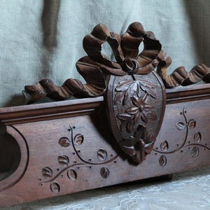 UNO Antico frontone francese in legno di noce scolpito Recupero architettonico Progetto di falegnameria fai da te foglie incise viti Luigi XVI nastri Fiocco