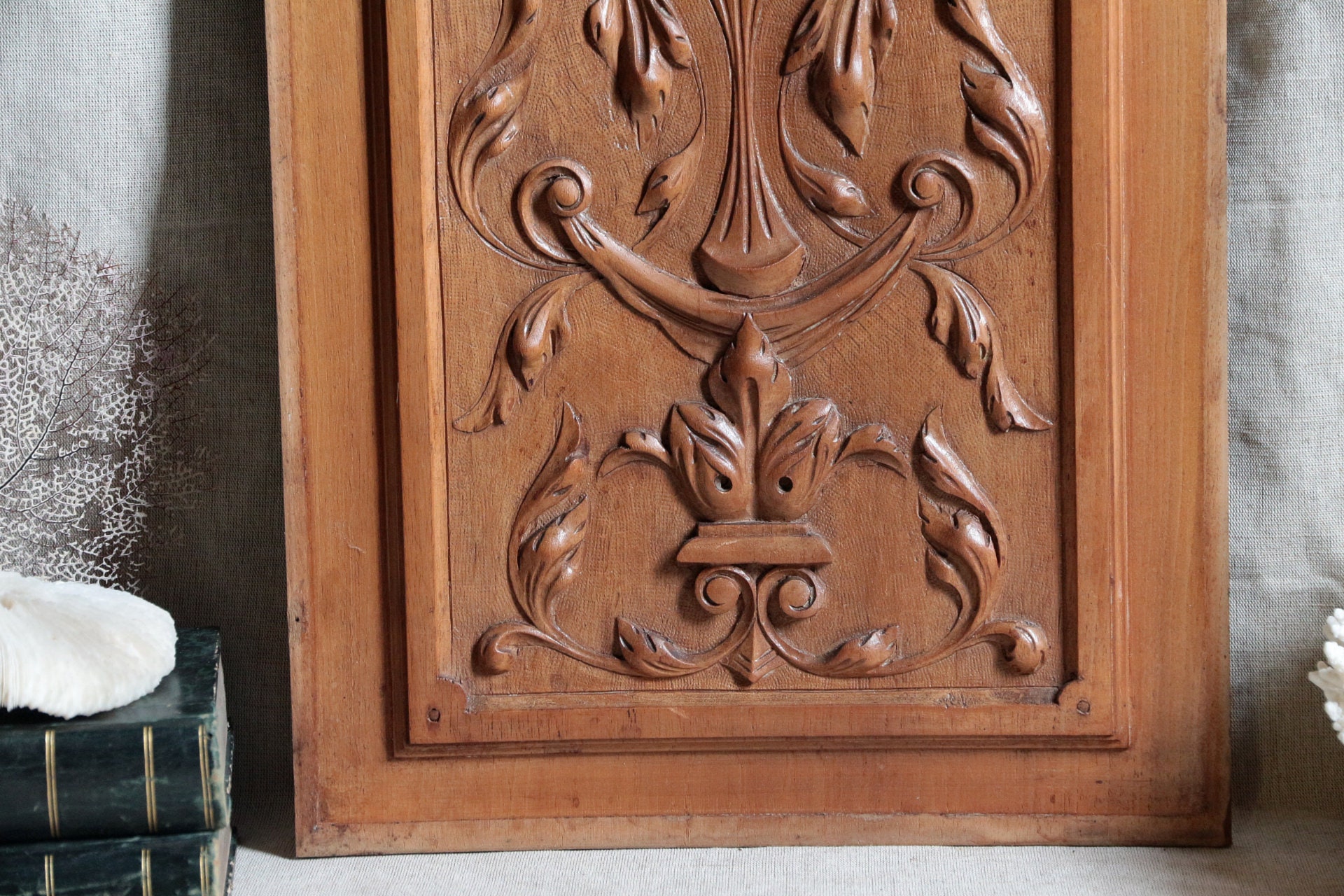 166 Semi-relief en noyer sculpté à décor de scènes à l