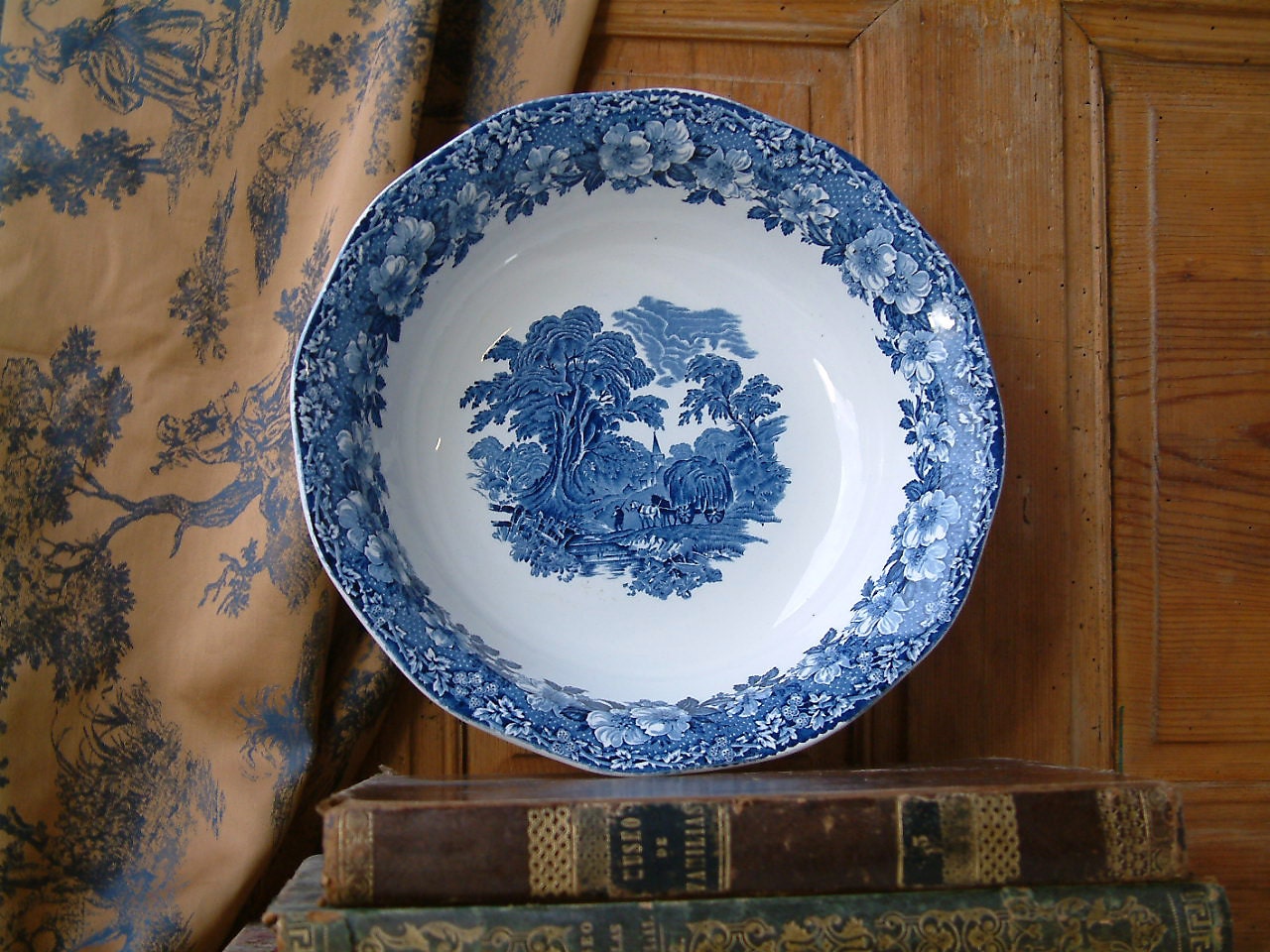 Un Plat de Service Transferware Bleu Vintage Anglais. Pierre Fer Anglaise. Enoch Wedgewood Tunstall.