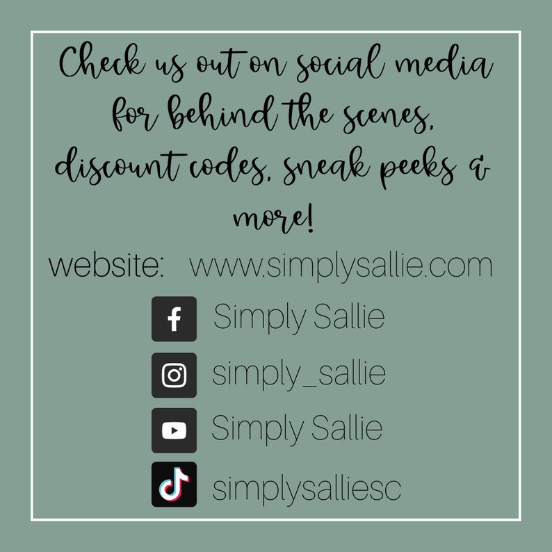 K&ouml;nnte beinhalten: Eine Grafik mit dem Text "Check us out on social media for behind the scenes. discount codes, sneak peeks & more!" Die Grafik enth&auml;lt auch eine Website-Adresse, www.simplysallie.com, und Social-Media-Symbole f&uuml;r Facebook, Instagram, YouTube und TikTok. Der Text unter jedem Symbol lautet "Simply Sallie", "simply_sallie", "Simply Sallie" und "simplysalliesc".