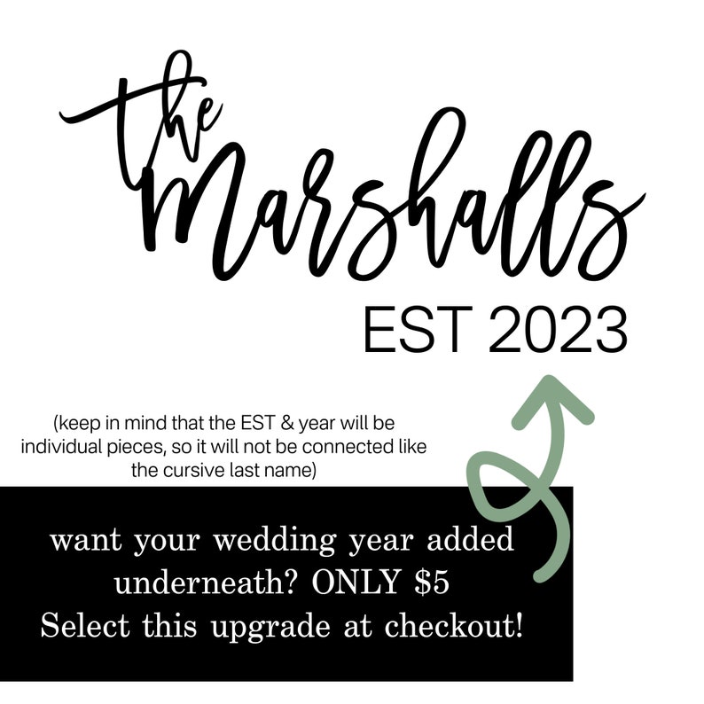 K&ouml;nnte beinhalten: Schwarz-wei&szlig;es Textgrafik, das "the Marshalls EST 2023" lautet. Ein gr&uuml;ner Pfeil zeigt auf den Text "M&ouml;chten Sie Ihr Hochzeitsjahr darunter hinzuf&uuml;gen? NUR 5 &euro; W&auml;hlen Sie dieses Upgrade an der Kasse!"