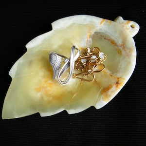Home decor / Vintage handmade leaf shaped onyx tray / ashtray