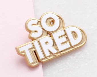 So Tired Pin - Hard Enamel Pin - New Mum Geschenk - Emaille Pin Set - Flair - Brosche - Anstecknadel - Anstecknadel - Alphabet Taschen