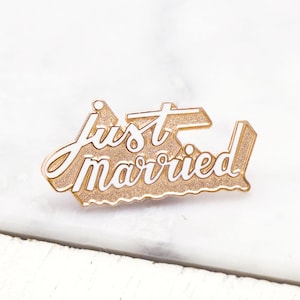 Pin de esmalte "Recién casados" - Pin de esmalte para boda - Insignia de despedida de soltera - Pin de despedida de soltera - Pin de esmalte duro - Regalos para recién casados - Dorado