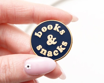 Libros y snacks Pin - Pin de esmalte duro - Regalo de los amantes de los libros - Regalo para el estudiante - Estilo - Broche - Regalo del maestro - Bibliófilo - Insignia de pin